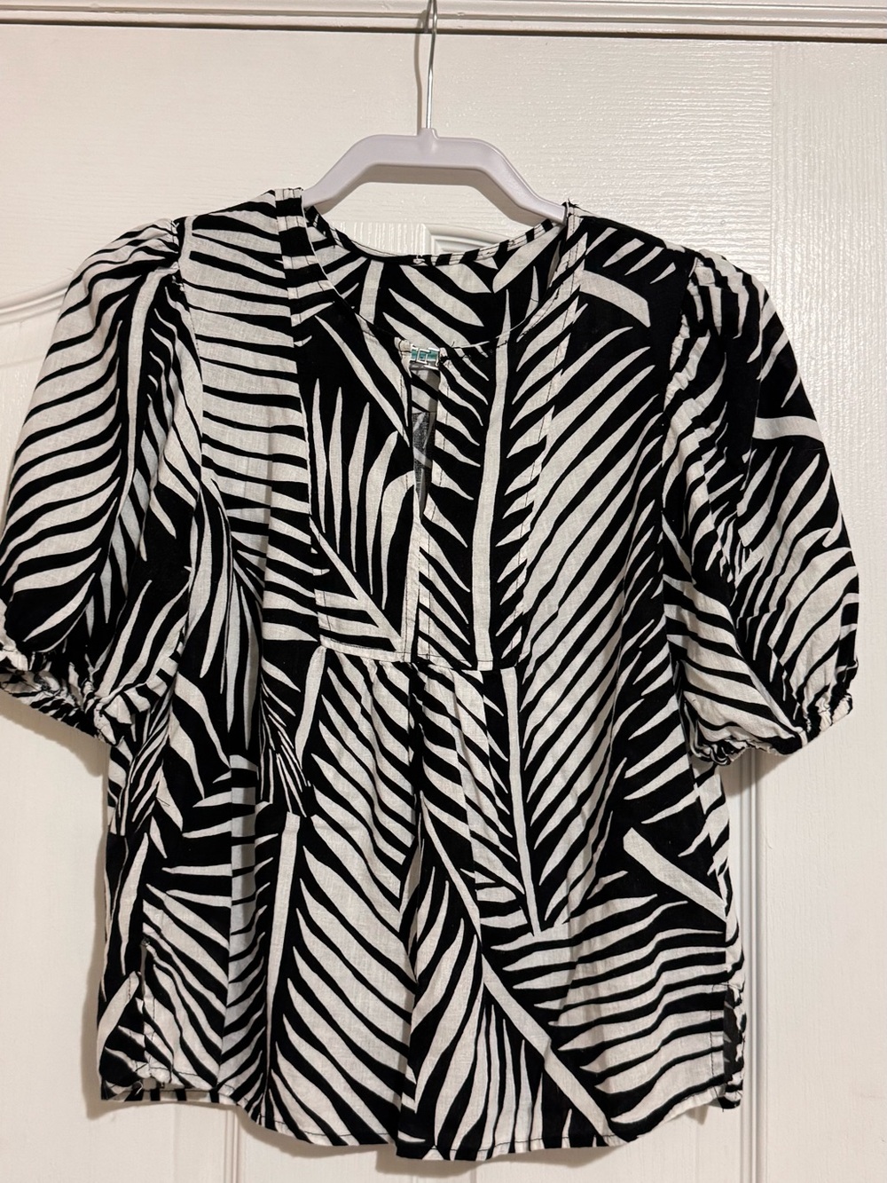 Black & White Palm-Print Puff Sleeve Top